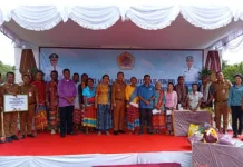 Bupati Kupang Serahkan BLT Dana Desa kepada 22 KPM di Desa Kalali