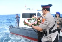 Polda NTT Gelar Upacara Ziarah Tabur Bunga di Selat Kupang