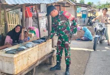 Babinsa Ingatkan Pedagang Ikan Hindari Penggunaan Bahan Pengawet Berbahaya