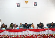 Bupati Ratu Wulla Bahas Ranperda Pertanggungjawaban APBD Bersama DPRD.