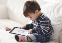 Studi Ungkap Bahaya Paparan Layar Gadget pada Bayi di Bawah Usia Dua Tahun