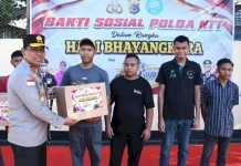 Kapolda NTT Bagikan Seratus Paket Sembako untuk Masyarakat Membutuhkan