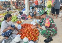 Babinsa Koramil 01/Lewa Monitoring Sembako Demi Menjaga Stabilitas Harga Pasar