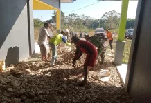 Babinsa Bersama Warga Perkuat Gotong Royong di Tana Modu