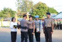 Kapolres Sumba Timur Pimpin Upacara Kenaikan Pangkat 40 Personel Polres