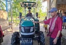 Usman Husin Salurkan Lima Traktor untuk Petani Kabupaten Kupang