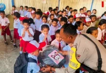 Kapolda NTT Bantu Perlangkapan Sekolah Siswa SDN Nunumat