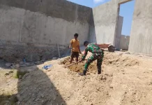 Babinsa Waingapu Dampingi Pembangunan Koperasi Merah Putih di Watumbaka