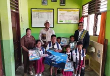 Siswa SD Batu Esa Gembira Terima Bantuan Perlengkapan Sekolah