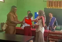 SD Inpres Naimata Terima Bantuan Peralatan Olahraga dari Komdigi