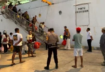 Polsek Lobalain Amankan Aktivitas Penumpang KM Lawit di Pelabuhan Ba’a
