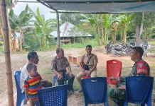 Babinsa Kodim 1629 SBD Pererat Kemanunggalan TNI Bersama Masyarakat