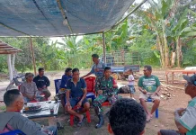Babinsa Kodim 1629 SBD Pererat Kemanunggalan TNI Bersama Masyarakat