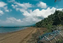 Eksotika Pantai Wairhubing, Surga Tersembunyi Berpasir Hitam di Maumere