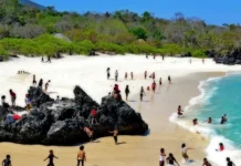 Pantai Ina Burak Tawarkan Panorama Laut Menawan