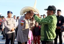 Disambut Tradisi Adat, AKBP Henry Eko Irawan Awali Tugas sebagai Kapolres Rote Ndao