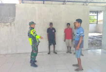 Babinsa Tana Mbanas Perkuat Silaturahmi Wujudkan Stabilitas Kamtibmas Wilayah