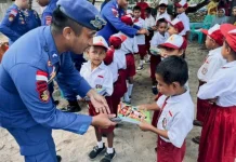 Ditpolairud Polda NTT Bagikan Bendera dan Alat Tulis untuk Warga Pesisir Flotim