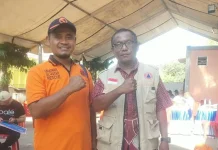 Relawan UAR dan PMI Distribusikan Air ke Pengungsi