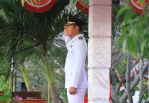 Wakil Bupati Sumba Timur Pimpin Khidmat Penurunan Bendera HUT Kemerdekaan