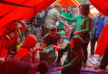 Pangdam IX/Udayana Serahkan Bantuan bagi Korban Gempa di Manggarai