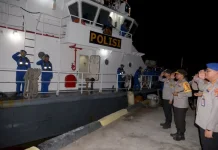 Polri Bantu Korban Gempa Bumi di Pulau Palue Menggunakan KP Kasutri 6002