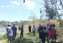 Tak Kenal Libur, Babinsa Lewa Dampingi Pematokan Pompanisasi