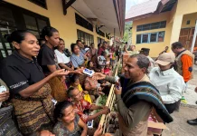 Wagub NTT Salurkan Bantuan Bagi Warga Terdampak Gempa M7,7 di Kabupaten Ende