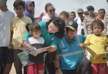 PLN Bawa Buku Bacaan dan Cahaya Harapan untuk Anak-Anak Pengungsian Reok