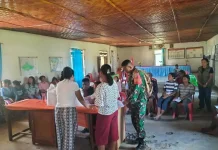 Babinsa Dampingi Penyaluran Beras Bulog Kepada Warga