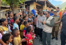 Wagub NTT Tinjau Dampak Gempa dan Serahkan Bantuan