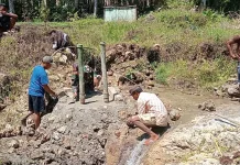 Babinsa Perbaiki Pompa Hidram, Air Bersih Kembali Mengalir