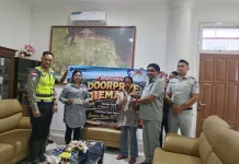 Bupati Sumba Timur Serahkan Hadiah Emas Bagi Wajib Pajak Taat