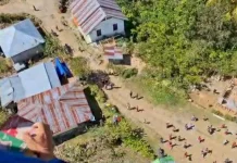 Polri Lakukan Airdrop Bantu Warga Kampung Landor yang Terisolasi