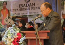 Bupati Sumba Barat Hadiri Pentabisan GKS Jemaat Pu'uweri