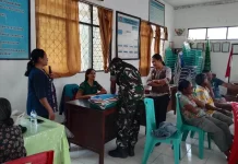 Babinsa Dampingi Warga Mengikuti Cek Kesehatan Gratis