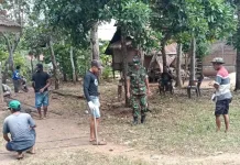 Babinsa Katikutana Jaga Keamanan Bersama Warga Desa
