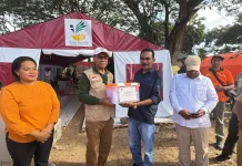 Wagub NTT Salurkan Bantuan Logistik Bagi Pengungsi Gempa