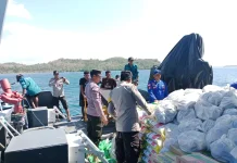 Ditpolairud Polda NTT Salurkan 2,5 Ton Logistik Bagi Korban Gempa Flores