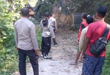 Bencana Tanah Longsor Polri Buka Jalan Bagi Warga