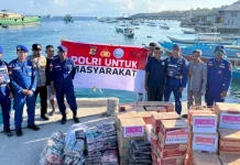 Pasca Gempa Kapal Polisi Pulau NDAO 3009 Antar Bantuan Polri ke Pulau Pomana