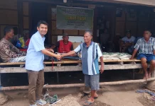 Dua Kelompok Nelayan Sumba Timur Terima Bantuan Mesin Perikanan