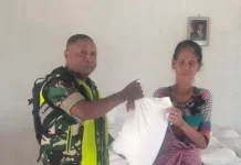 Babinsa Dampingi Penyaluran Beras untuk Warga Desa Pahola
