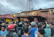 Kodim 1613/Sumba Barat Bantu Polres Sumba Barat Redam Ketegangan Massa