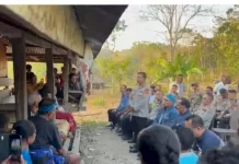 PJU Polda NTT Bersama Kapolres Sumba Barat Melayat ke Rumah Duka Korban Penembakan