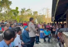 Kapolres Sumba Barat Sampaikan Turut Duka Cita Korban Penembakan Pelaku Curnak