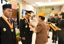 Kapolda dan Wagub NTT Terima Penghargaan Bintang Veteran dari LVRI