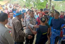 Kabid TIK Polda NTT Bersama Kapolres Sumba Barat Melayat ke Rumah Duka Almarhum JT
