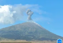 Gunung Ile Lewotolok di Lembata NTT Kembali Muntahkan Abu Setinggi 700 Meter