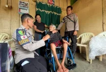 Sentuhan Kemanusiaan Divhumas Polri di Flores Pasca Gempa